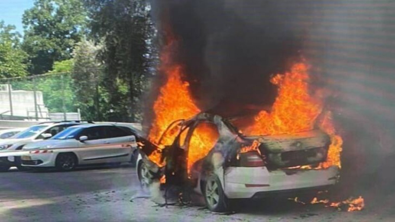 ilustrasi mobil terbakar