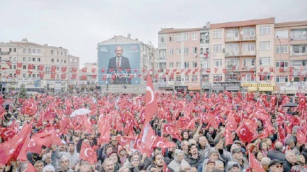 Türk gençliği Erdoğan hükümetinin muhalefet partisini destekliyor