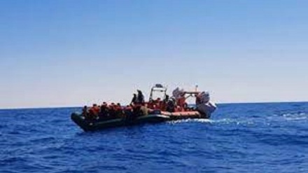 La Grecia respinge i migranti in mare 