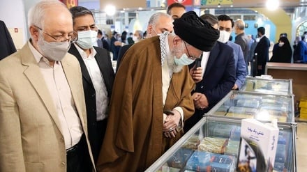 Lideri suprem i Revolucionit Islamik të Iranit viziton panairin ndërkombëtar të librit në Teheran