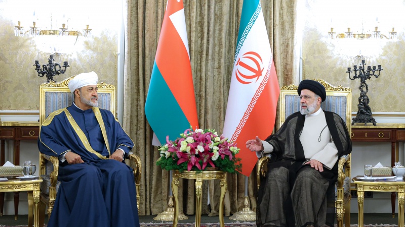 オマーンのハイサム・ビン・タリク国王とイランのライースィー大統領