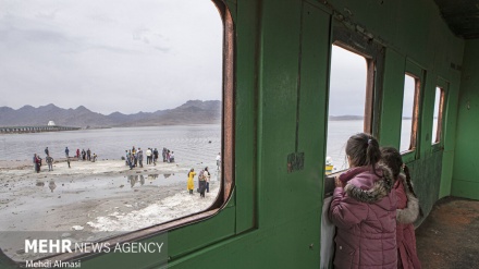(FOTO) Iran, torna a vivere il lago Urmia nell'ovest dell'Iran-1