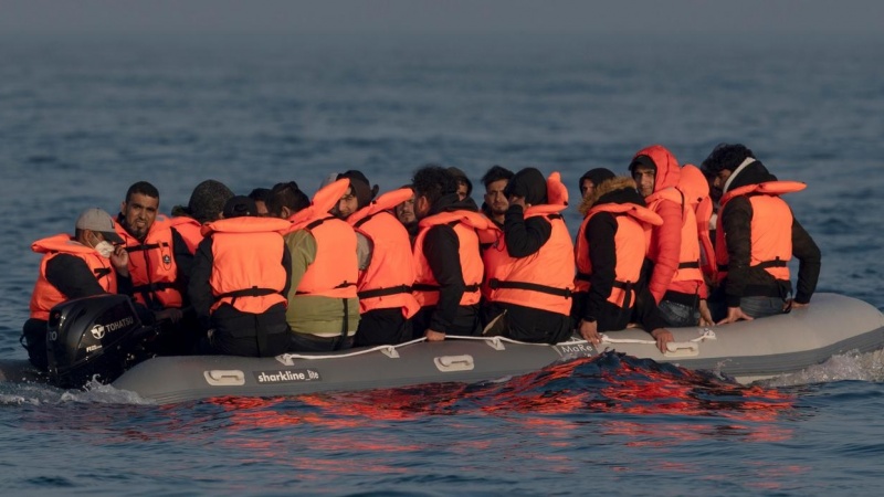 צרפת: 10 נעצרו בחשד שלא הגיבו בזמן לטביעה שהביאה למותם של 27 מהגרים