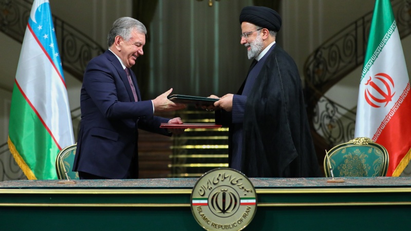 Presiden RII Sayid Ebrahim Raisi dan Presiden Uzbekistan Shavkat Mirziyoyev di Tehran, Minggu, (18/6/2023).