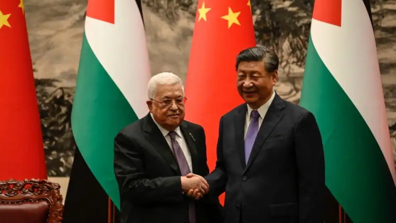 中国の習近平国家主席とパレスチナ自治政府のマフムード・アッバス議長