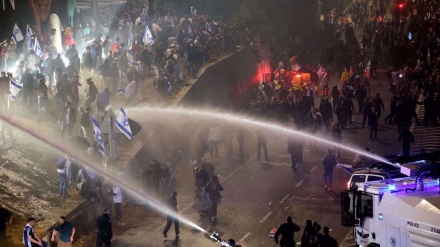 La police affronte les manifestants près de la résidence de Netanyahu