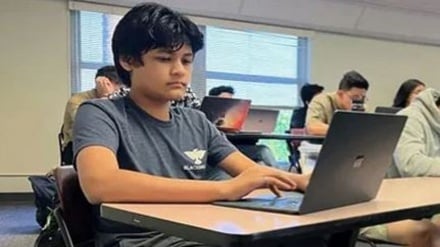 ایلن ماسک یو ۱۴ کلن هلک د سافټویر انجینر په توګه ګمارلی