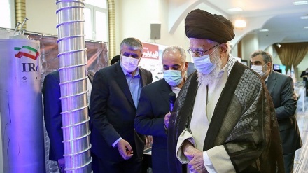 Rahbar Kunjungi Pameran Pencapaian Industri Nuklir Iran