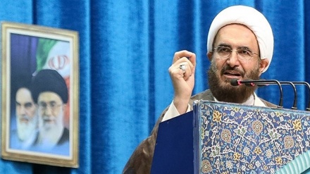 خطیب نماز جمعه تهران:  آمریکا و صهیونیست‌ها عاملان هتک حرمت قرآن هستند