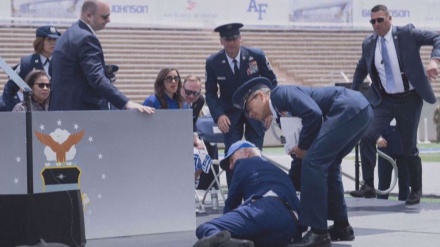 Biden stürzt auf der Bühne, bei der Abschlussfeier der US Air Force Academy