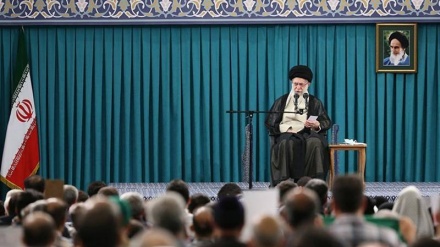 Lideri i revolucionit thekson mbajtjen gjallë të kujtimit të dëshmorëve me gjuhën e artit