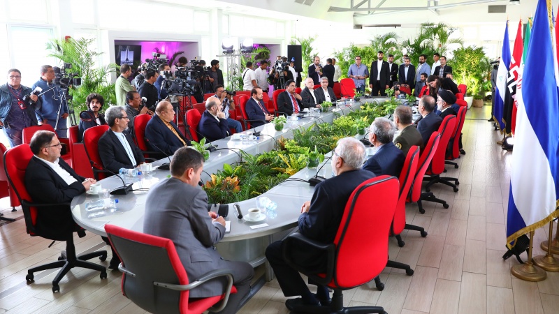 Presiden RII Ebrahim Raisi dan Presiden Nikaragua Daniel Ortega dan delegasi masing-masing di Managua, Rabu (14/6/2023).