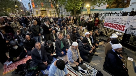 Мусульмане совершили коллективную молитву перед зданием Исламского центра Англии