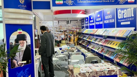 伊朗出版商在北京国际书展为销售100余种图书 进行谈判