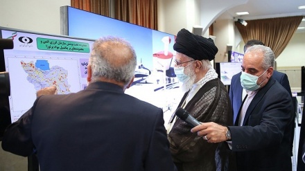 بازدید رهبرمعظم انقلاب اسلامی از نمایشگاه دستاوردهای صنعت هسته‌ای ایران