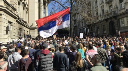 Protesta e gjashtë kundër Vuiçiç, dhjetëra mijëra serbë marshuan drejt qeverisë
