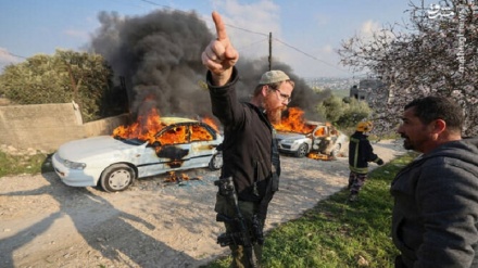 Coloni armati attaccano palestinesi in Cisgiordania: bruciate case e auto + VIDEO