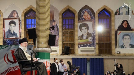 İslam İnqilabının Böyük Rəhbəri möhtərəm şəhid ailələrindən bir qrupu ilə görüşüb