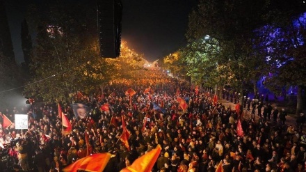 Me thirrje dhe flamuj në duar, Serbët në Podgoricë protestojnë për Kosovën