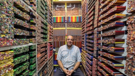 Melihat dari Dekat Penjual Pensil di Grand Bazaar Tehran