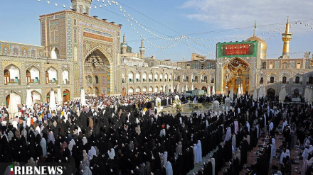 (FOTO) Mashad, preghiera Eid al-Adha presso mausoleo Imam Reaza (as) - 1