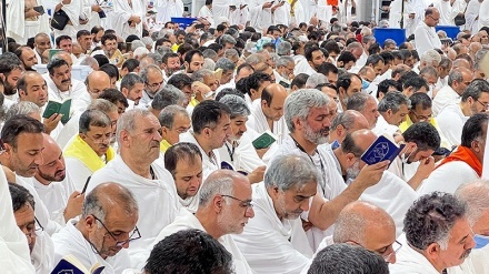 Jemaah Haji Iran Baca Doa Bersama di Arafah (1)