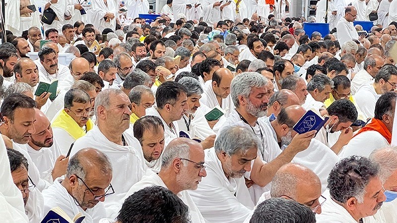 Jemaah Haji Iran membaca doa Bersama di Arafah, Selasa (27/6/2023).