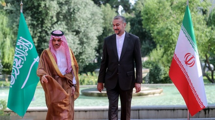 Kunjungi Iran, Menlu Saudi Disambut Abdollahian