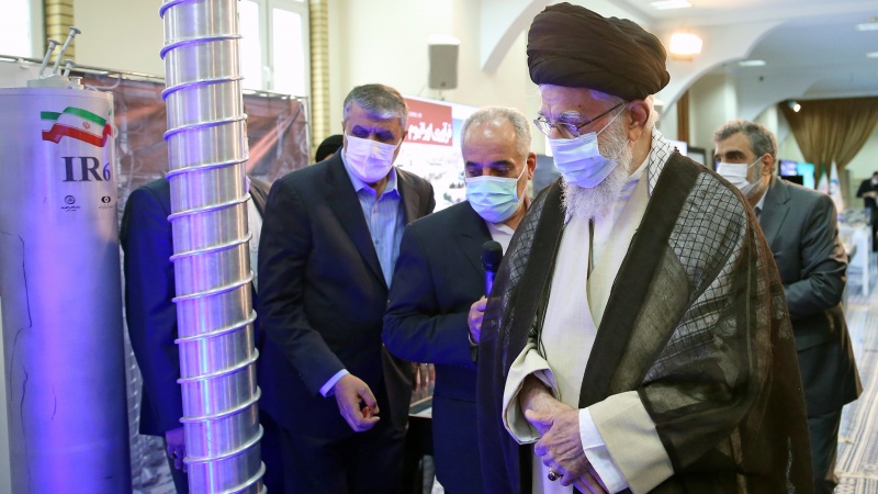 ハーメネイー師はテヘランで行われたイラン原子力産業見本展を訪れました。