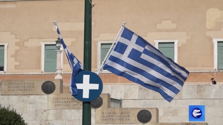 Греки отправляются на выборы в воскресенье, так как правая партия должна получить голоса