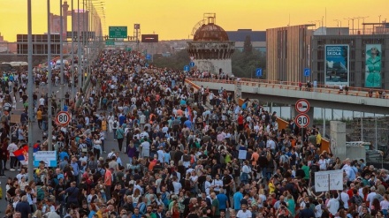 Vazhdojnë protestat antiqeveritare në Serbi