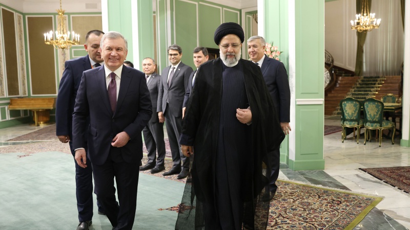 Presiden RII Sayid Ebrahim Raisi dan Presiden Uzbekistan Shavkat Mirziyoyev di Tehran, Minggu, (18/6/2023)