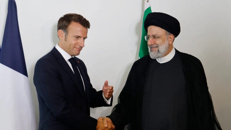 イランのライースィー大統領とフランスのマクロン大統領