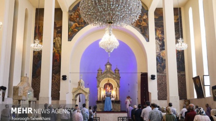 (FOTO) Iran, comunità armena commemora Imam Khomeini - 1 