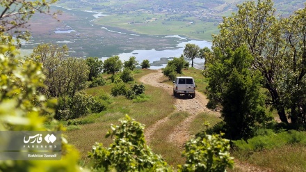 Udhëtim me makina në rrugën malore në rajonin Zaribar të qytetit Marivan të Iranit/Foto