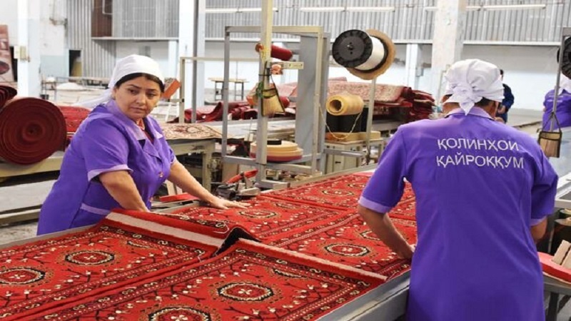 ظرفیت تولید بنگاه های قالی بافی تاجیکستان، بیش از 6 میلیون متر مربع فرش در سال است