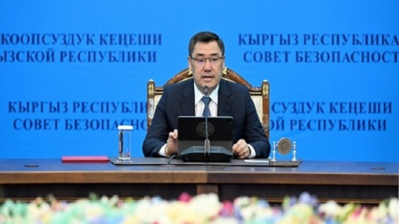 Қирғизистон президенти мамлакат армиясини мустаҳкамлашга урғу берди