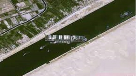 Egitto, nave cisterna in avaria blocca canale Suez