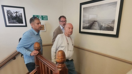 מילצ'ן: לזוג נתניהו שלחנו כמות של קופסאות סגורות של סיגרים ושמפניות