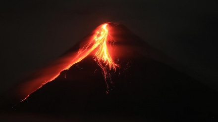フィリピン・ルソンの火山から溶岩噴出　1万3000人に避難勧告　