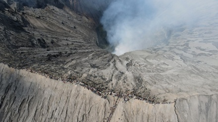Gunung Berapi Bromo Menarik Ribuan Orang untuk Ritual Pengorbanan