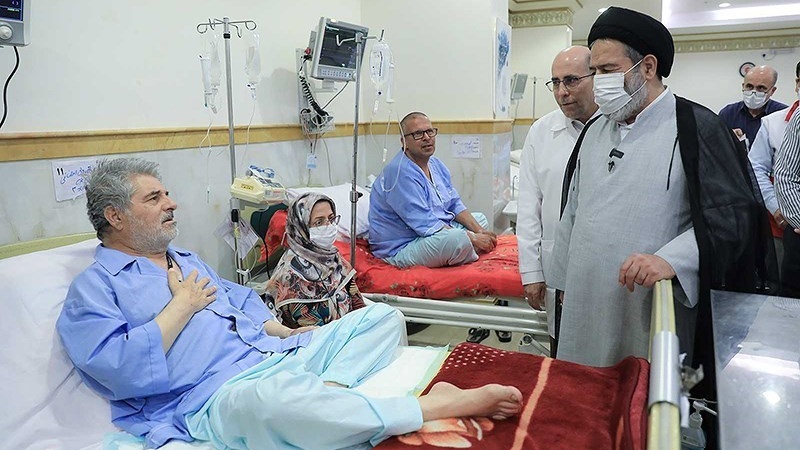 Kepala Jemaah Haji RII Hujjatul Islam wal Muslimin Navvab membesuk pasien jemaah haji di RS Mekah, Selasa (27/6/2023).