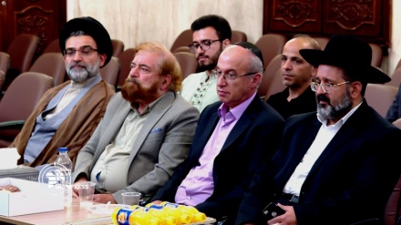 برگزاری آیین بزرگداشت امام خمینی(ره) در کنیسه یوسف آباد