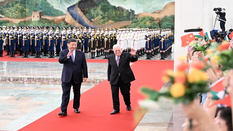 चीन की यात्रा पर पहुंचे फ़िलिस्तीनी प्रशासन के प्रमुख महमूद अब्बास का भव्य स्वागत करते चीनी राष्ट्रपति शी जिनपिंग।