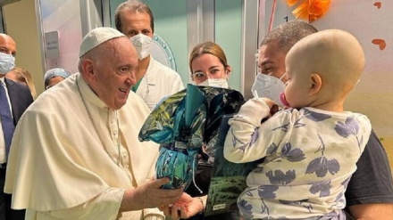 Papa convalescente fa visita ai bambini ricoverati al Gemelli 