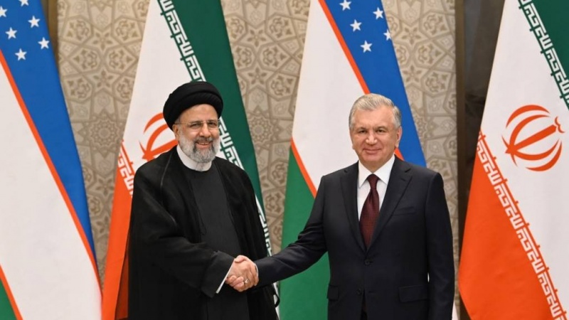 ライースィー・イラン大統領とミルジヨエフ・ウズベキスタン大統領（アーカイブ写真）