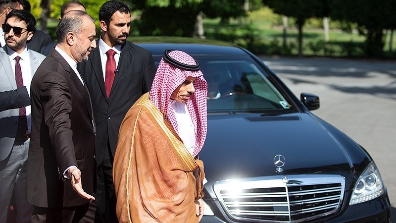 Menlu RII Hossein Amirabdollahian dan Menlu Arab Saudi Faisal bin Farhan.