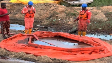Bomba la shell lachafua mashamba, mto huko Niger Delta, Nigeria