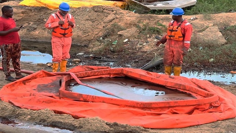 Bomba la shell lachafua mashamba, mto huko Niger Delta, Nigeria