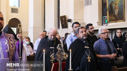 (FOTO) Iran, comunità armena commemora Imam Khomeini - 2